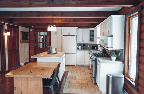 Saint-Faustin-Lac-Carre Ski Chalet | ⛳ L'Eden - Air Conditioning - Golf - Swimming Pool (June through September) - Spa - Pool Table