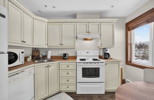Mont-Tremblant Apartment | La Bête Tremblant: Bright & Modern 4Bed Townhome
