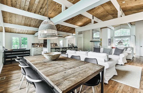 Mont-Tremblant House | La Maison Blanche | Hot Tub & Sauna | Pool Table, Fire Pit & Close to Resort