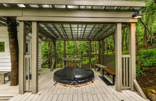 Mont-Tremblant House | La Maison Blanche Hot tub & Sauna