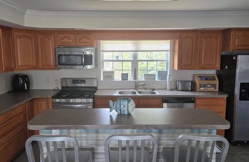 Livingston House | Lake Anna Waterfront Family & Pet Friendly Retreat! With 5+ BRs 4 BAs.