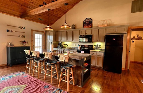 Topton Cabin | Lake Cabin Fully Equipped Ideal for Big Families in Topton, North Carolina