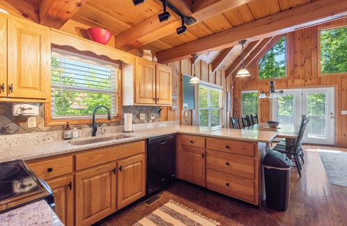 Flat Hollow Marina House | Lake Days & Sunset Nights - Beautiful 5 bedroom house on Norris Lake w/dock!