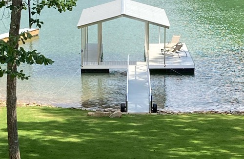 Blairsville House | Lake Front, Fire pit, Kayaks, Hot tub, Ping Pong, Pontoon Rental Available
