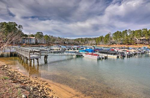 Salem House | Lake Keowee Condo w/Balcony & Resort Amenities!