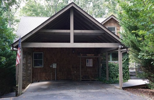 Six Mile House | Lake Keowee water front! Close to Clemson. Enjoy the patio area and firepit