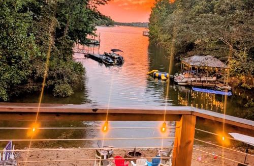 West Union House | Lake Keowee’s Cabin By The Cove, Boat & PWC Option