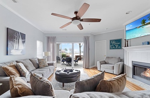Cornelius Condo | Lake Norman Waterfront Condo Retreat - Dog Friendly Cornelius Vacation Rental