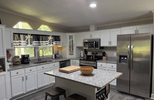 New London House | Lake Oasis, Private Pool, Hot tub, Fire pit, Gym, Kayaks, Paddleboards, Sleeps 6