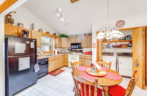 Newland Cabin | Lake & Pool Access! Outdoorsy Getaway in Newland