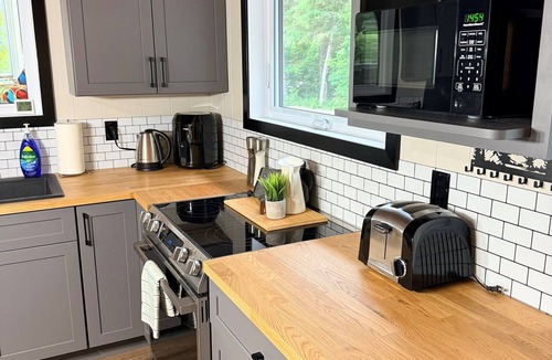 Beaconia Cabin | Lake Shore Haven - Newly Renovated