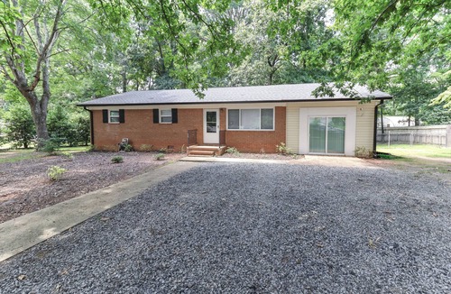 Norwood House | Lake Tillery Area, 4-bedroom house in charming Norwood with WiFi, Deck and AC