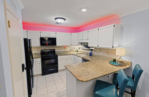 Salem Condo | Lakefront Condo Lake Keowee Resort Amenity Modern Luxury Vibe Dog Friendly