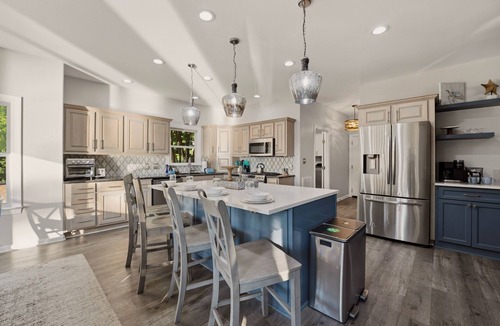 Mayhew House | Lakefront Estate | Pool + Hot Tub + Dock + Sauna | Oasis at Ballycastle