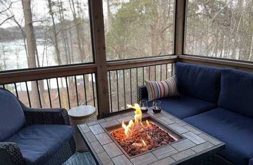 Westminster House | LAKEFRONT HARTWELL! Good dogs welcome! Covered dock, fire pit, kayaks!