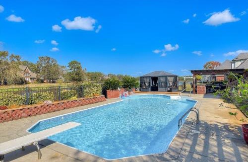 Evans House | Lakefront Home for Families and Groups - Private Pool, BBQ, Paddle, Fishing
