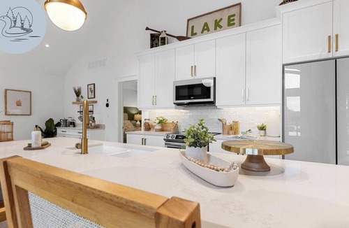 Lake of Bays Cottage | Lakefront Winter Fun, EV Charger, Fireplace, OFSC Trail, Dog OK