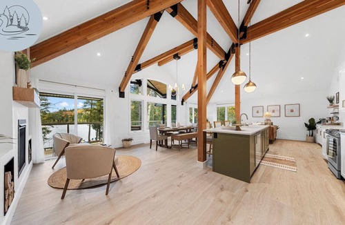 Lake of Bays Cottage | Lakefront Winter Fun, EV Charger, Fireplace, OFSC Trail, Dog OK