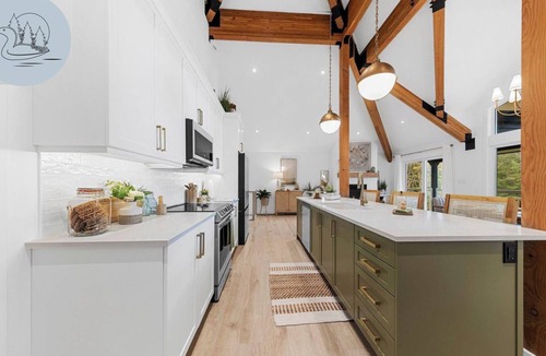 Lake of Bays Cottage | Lakefront Winter Fun, EV Charger, Fireplace, OFSC Trail, Dog OK
