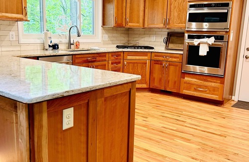 Livingston House | Lakeside, Dock, boat house Outdoor Seating, Fire Pit, WiFi, kayaks,