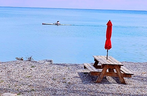 Bowmanville Cottage | Lakeside Dreams: Retreat with Stunning Views, private Beach Access