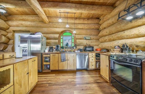 Manning House | Lakeside Log Cabin. Hot tub, Dock, Boat Lift!