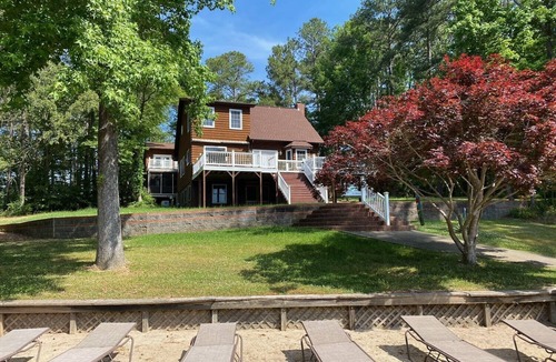 Henrico House | Lakeside Log Cabin - Sleeps 12, Boathouse, Sandy Beach, Lush Yard