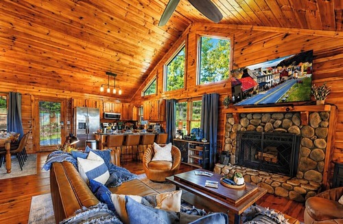 Necowa Cove Cabin | Lakeside Luxury ♥ Sleeps 10 ♥ 3 Kings ♥ Hot Tub ♥ Arcade ♥ EV ♥ Lake Blue Ridge