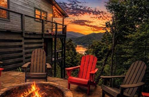 Necowa Cove Cabin | Lakeside Luxury ♥ Sleeps 10 ♥ 3 Kings ♥ Hot Tub ♥ Arcade ♥ EV ♥ Lake Blue Ridge