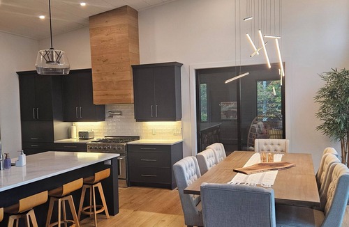 Armour Cottage | LAKESIDE MELODY - WHERE NATURE AND LUXURY BLENDS 6 Bed-3.5 Baths Sleeps up to 15
