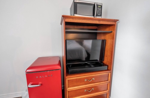 Lambton Shores Apartment | Lakeside Motel #15 | Near Ipperwash Beach | Free Parking & WiFi