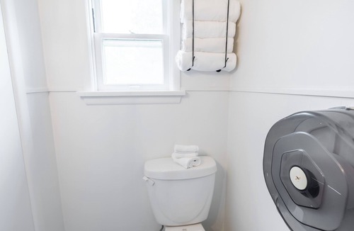 Lambton Shores Apartment | Lakeside Motel #14 | Near Ipperwash Beach | Free Parking & WiFi