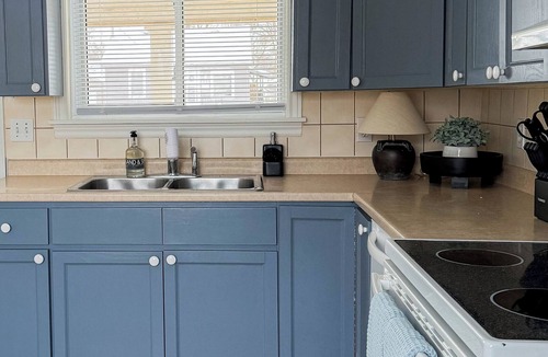 Lambton Shores Apartment | Lakeside Motel #8 | Near Ipperwash Beach | Free Parking & WiFi