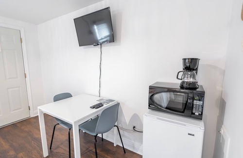 Lambton Shores Apartment | Lakeside Motel #5 | Near Ipperwash Beach | Free Parking & WiFi