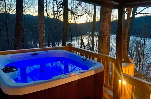 Topton Cabin | Lakeside Mountain Oasis - Bedroom Cabin w/Outdoor Hot Tub