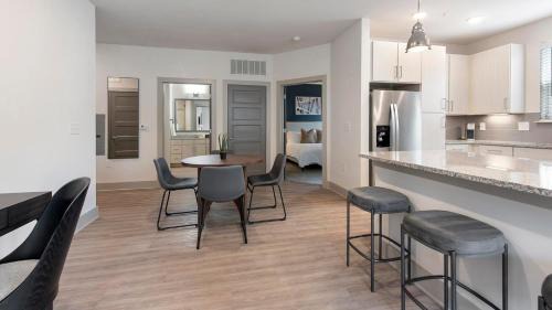 Charlotte Apartment | Landing Apartments - 8 Metro Station