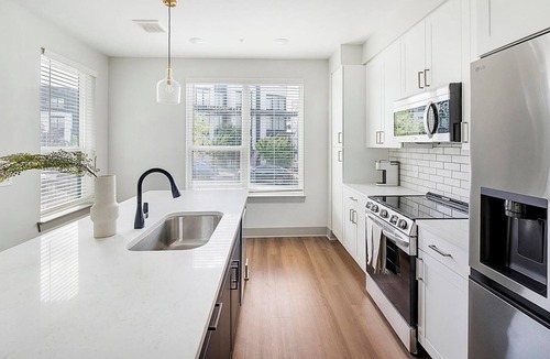Edgehill Apartment | Landing | Beautiful 2BD, Gym, Yoga Studio