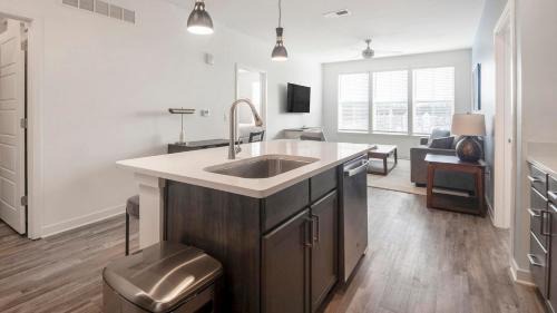 Cordova Apartment | Landing Chic 2BD Clubhouse