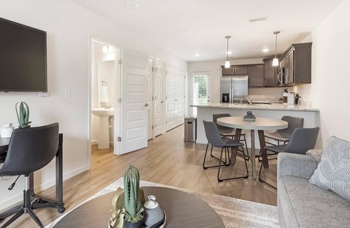 Lyman Apartment | Landing | Modern 2BD, Gym, Pool