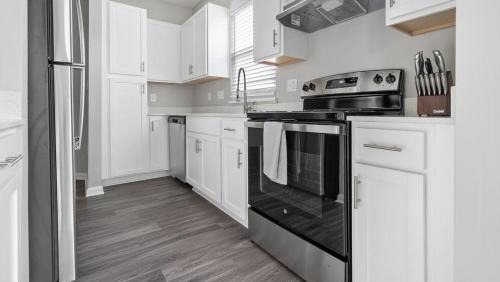 Charlotte Apartment | Landing Modern Apartment with Amazing Amenities (ID1380X259)