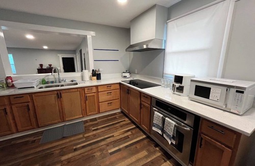 Wade Hampton House | Large 5 bed/5 full baths in the Heart of Taylor's Minutes to Downtown Greenville