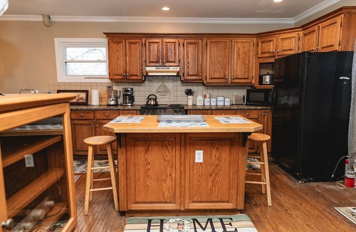 St. Catharines House | Large 7 Bedroom Heritage Home in St. Catharines Sleeps 17 Comfortably