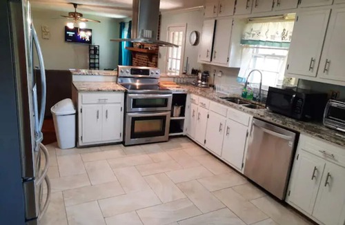 Lilburn House | Large Home 35 Minutes to Atlanta Sleeps 20
