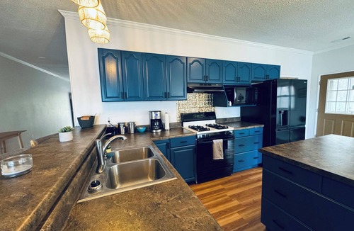 Oconee County Apartment | Large Lakefront 3BR with Private Dock, Screened Porch, Kayaks, Stocked Lake!