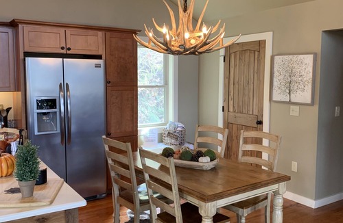 Boone Cottage | LAST MIN OPENINGS/BEAUTIFUL UPDATED CABIN/MTN VIEWS/HOT TUB/10 MIN BR AND BN