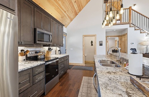 Vilas Cabin | Last Minute Deals! ~Fire Pit, Hot Tub, on Creek!