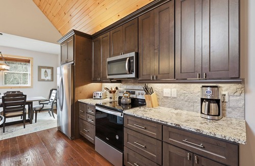Vilas Cabin | Last Minute Deals! ~Fire Pit, Hot Tub, on Creek!