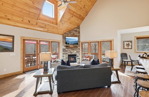 Vilas Cabin | Last Minute Deals! ~Fire Pit, Hot Tub, on Creek!