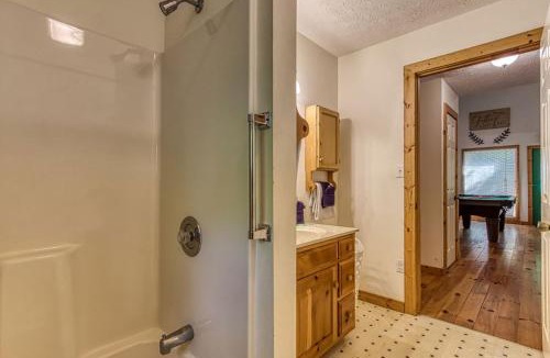 Wears Valley Ski Chalet | Laurel Cottage, 560 FREE tickets each paid day, Hot Tub, Pool Table!