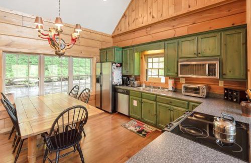 Jefferson House | Lazy Dog Log Cabin, Hot Tub, Fishing Lake, New River Access, Foosball